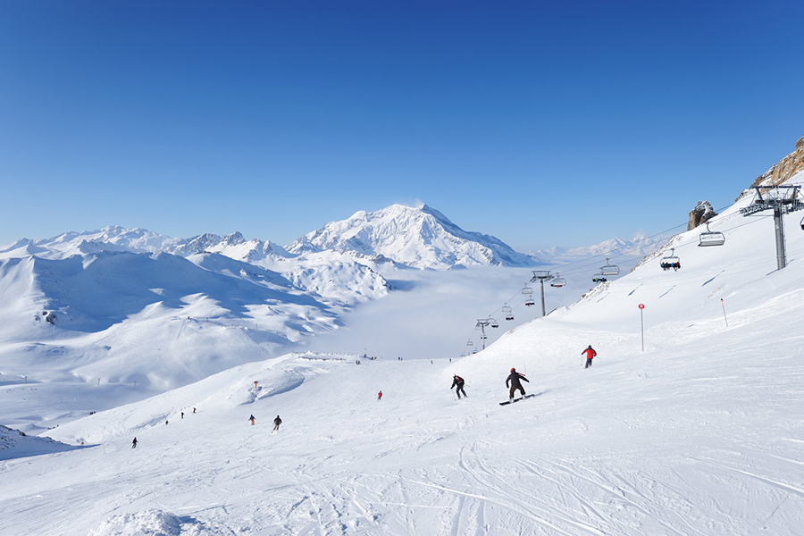 Ski through the clouds as you traverse back down the valley in Val d’Isere.